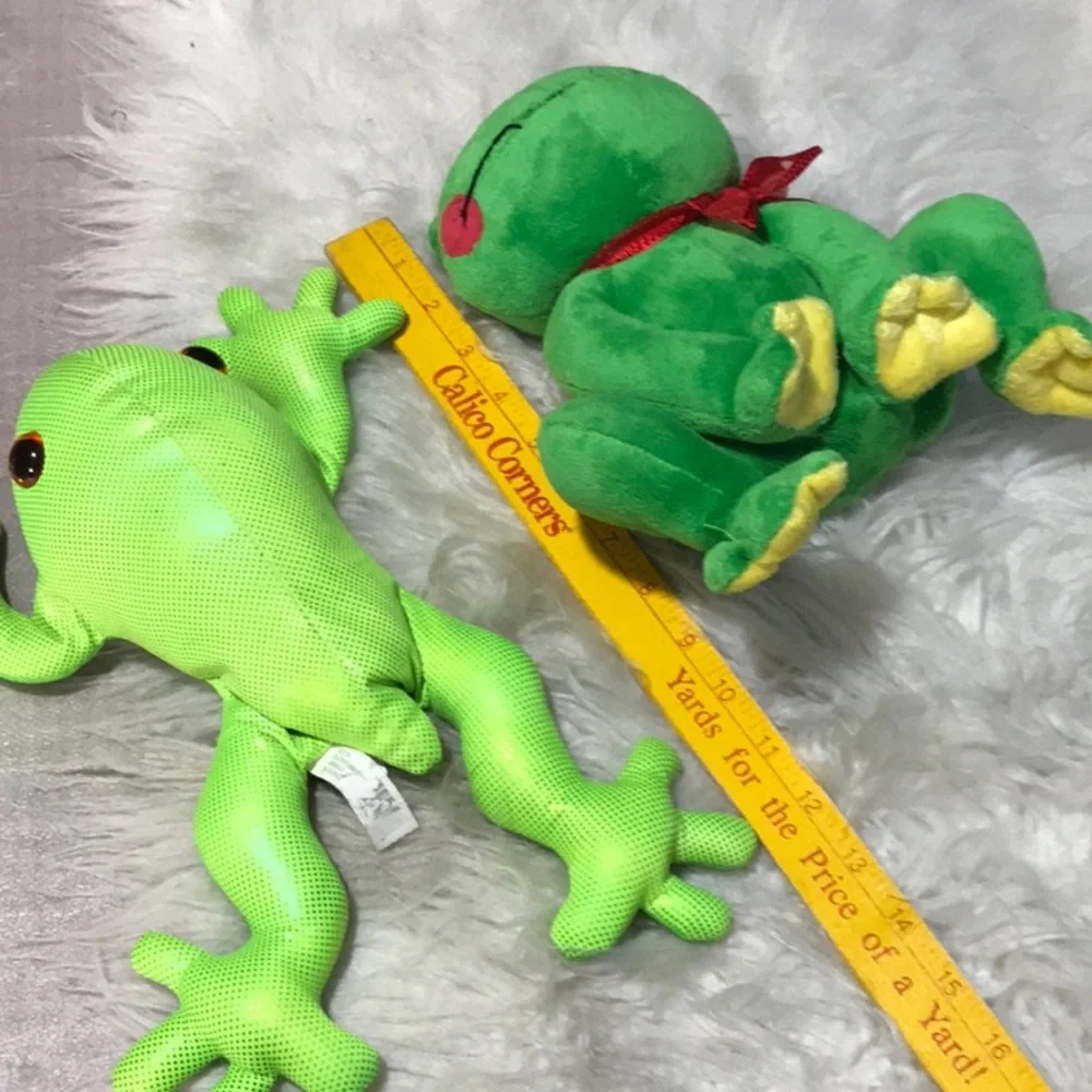 2 stuffed plush green frogs realistic Rainforest Animals GANZ